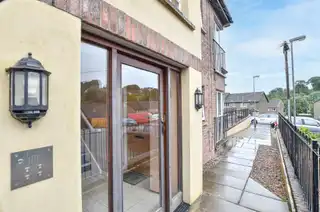 9 Meadowfields CloseImage 2