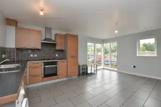 9 Meadowfields CloseImage 6