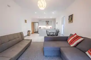 Apt 3, 75 Eglinton StreetImage 4
