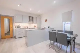 Apt 5, 75 Eglinton StreetImage 2