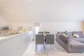 Apt 5, 75 Eglinton StreetImage 4