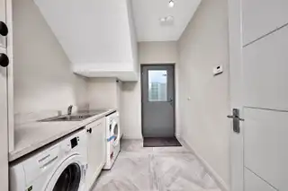 8 Nursery MewsImage 22