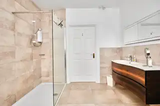 Apt 3, Flat 3, 10 The CrescentImage 26