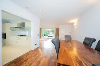 Apt 3 Balmoral ManorImage 5