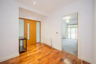 Apt 3 Balmoral ManorImage 4