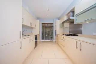 Apt 3 Balmoral ManorImage 9