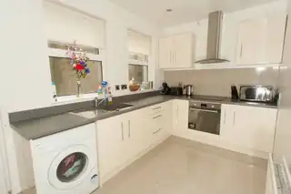 8 Adelaide AvenueImage 4