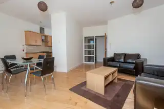 Apt 68 Park RoyalImage 3
