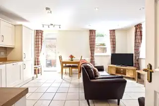 2 Downshire HallImage 8