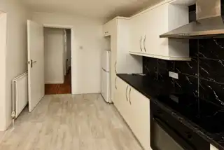 9 Aston GardensImage 7
