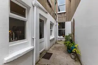 61 Queens ParadeImage 39
