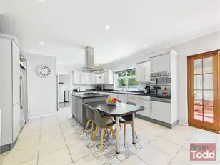16 Windsor HeightsImage 6