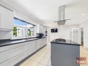 16 Windsor HeightsImage 8