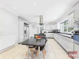 16 Windsor HeightsImage 7
