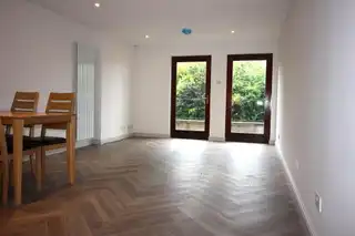 Apt 5 Windsor Manor MewsImage 3
