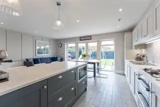 17 Dixon AvenueImage 10