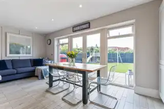 17 Dixon AvenueImage 11