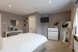 10 Stratford GardensImage 17