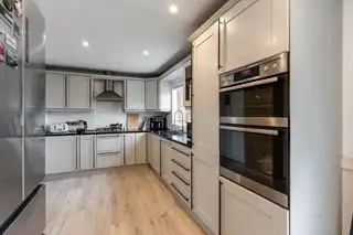 10 Stratford GardensImage 8