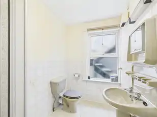 Flat 2 45 Eglantine AvenueImage 10