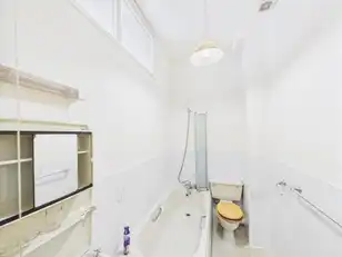 Flat 3 90 Eglantine AvenueImage 9