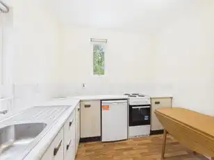 Flat 3 90 Eglantine AvenueImage 8