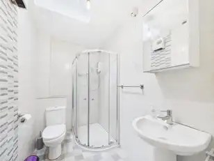 Flat 6 90 Eglantine AvenueImage 9