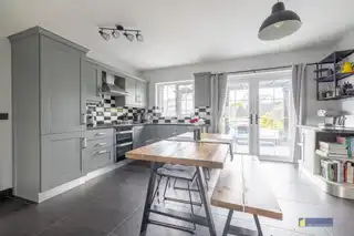 90 Castle ManorImage 7