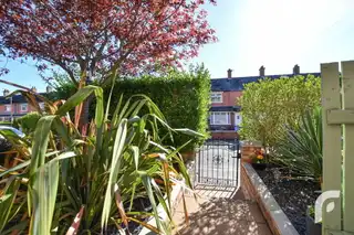 25 Voltaire GardensImage 4