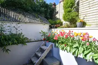 25 Voltaire GardensImage 31