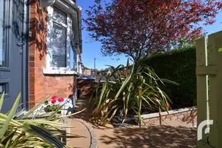 25 Voltaire GardensImage 6