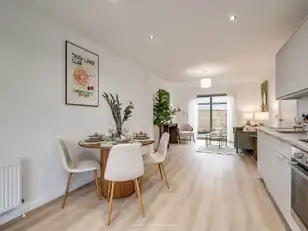 Apt 6 Essex MewsImage 9