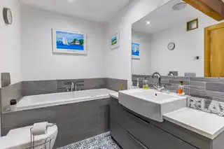 28 The Linen HouseImage 12