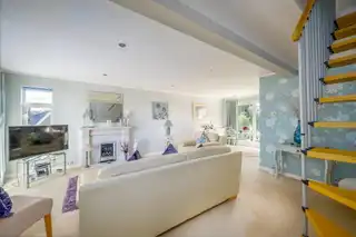 2 Leslie Hill CrescentImage 5