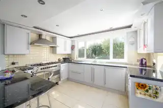 2 Leslie Hill CrescentImage 11