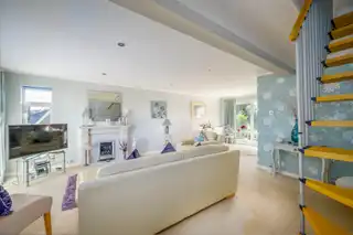 2 Leslie Hill CrescentImage 5
