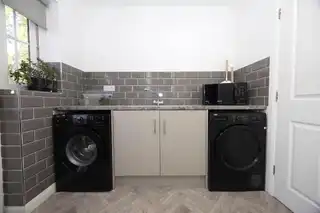 385 Belvedere ManorImage 13