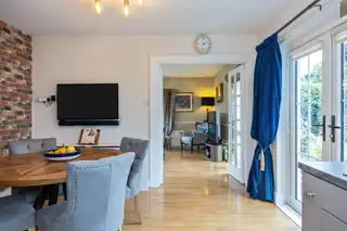 10 Villiers AvenueImage 16