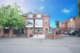 Image 1 for 1B Fruithill Park