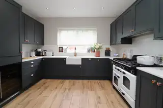 30 Fairfields ManorImage 4
