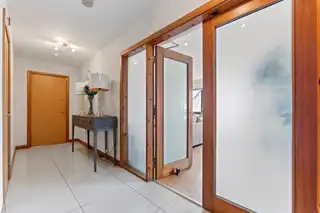 28 The WhinsImage 5