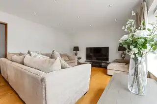 28 The WhinsImage 7