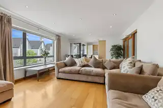 28 The WhinsImage 8