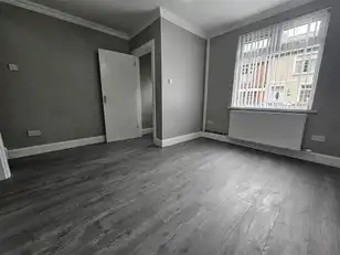 41 Beechmount ParadeImage 3