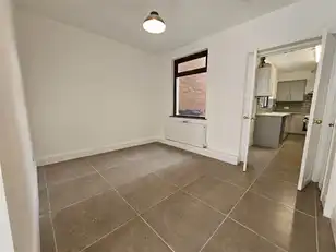 45 Beechmount ParadeImage 4