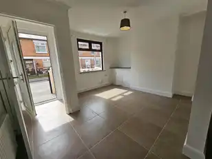 45 Beechmount ParadeImage 2