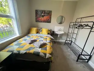 University Street, Room 1Image 4