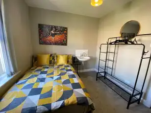 University Street, Room 1Image 6