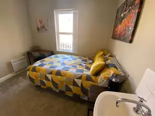 University Street, Room 1Image 2
