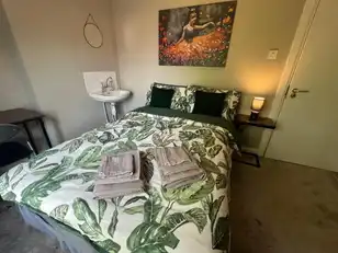 University Street, Room 3Image 4